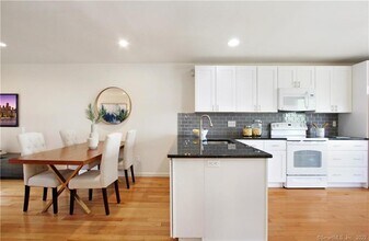 33 Pleasant St in Stamford, CT - Building Photo - Building Photo