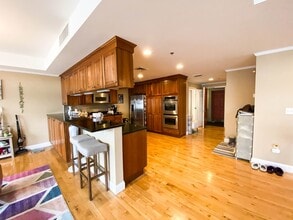 110 Cypress St, Unit 108 in Brookline, MA - Foto de edificio - Building Photo