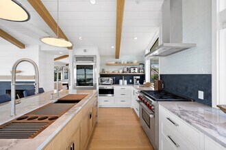 12 E Point Ln in Greenwich, CT - Building Photo - Building Photo