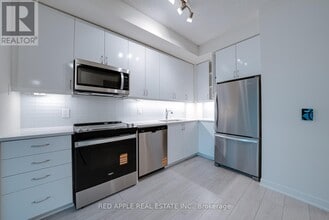 38 Annie Craig Dr in Toronto, ON - Building Photo - Building Photo