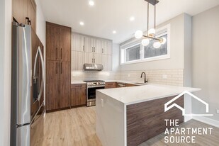 2355 W Flournoy St, Unit G02 in Chicago, IL - Building Photo