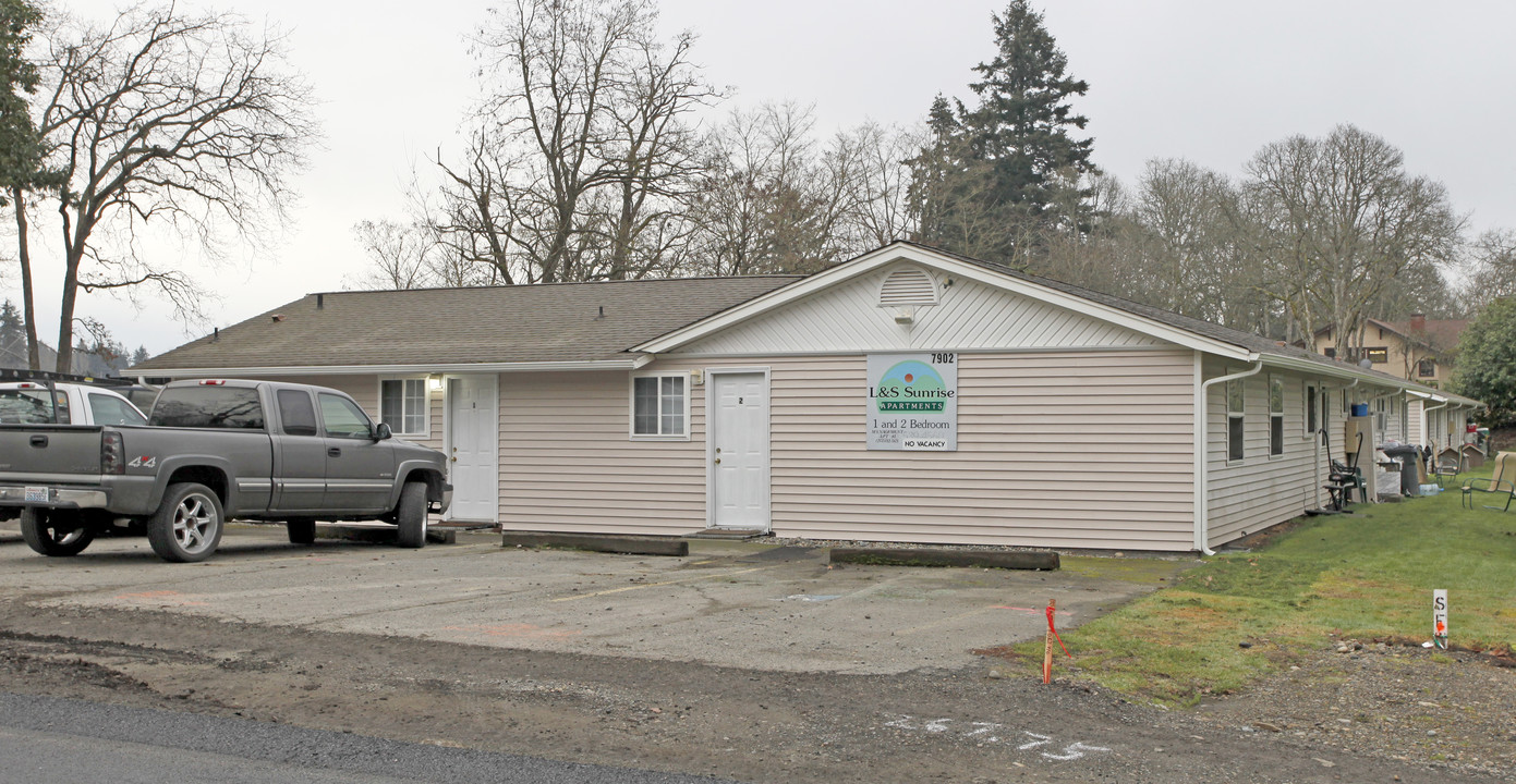 L & S Sunrise Apartments in Lakewood, WA - Building Photo