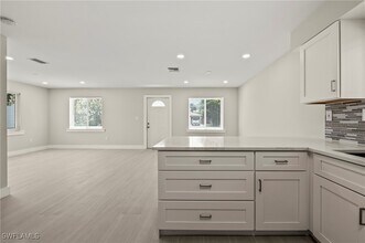10245 Pennsylvania Ave in Bonita Springs, FL - Foto de edificio - Building Photo