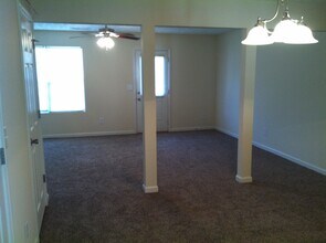 7160 Grosbeak St in Union City, GA - Foto de edificio - Building Photo