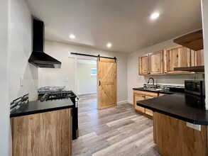 61555 SE Alstrup Rd in Bend, OR - Foto de edificio - Building Photo