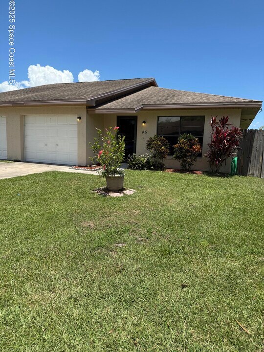 45 W Towne Pl in Titusville, FL - Building Photo