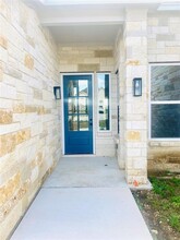 105 Greg Ln in Jarrell, TX - Foto de edificio - Building Photo