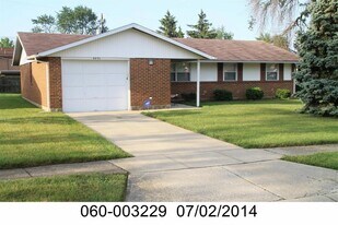 6691 Gilette Dr in Reynoldsburg, OH - Building Photo