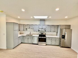 859 W 43rd Pl in Los Angeles, CA - Building Photo