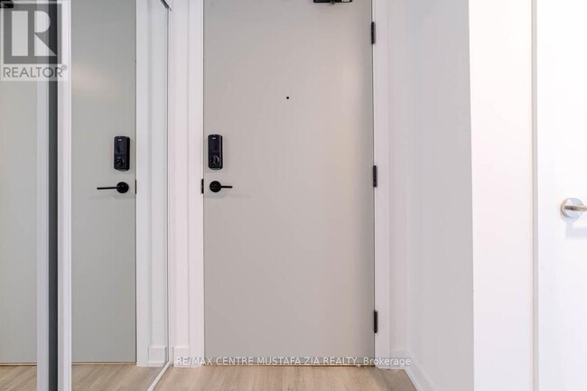 5105 Hurontario St in Mississauga, ON - Building Photo - Building Photo