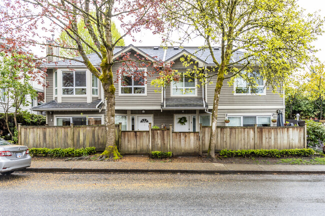 849 Tobruck Av in North Vancouver, BC - Building Photo - Building Photo