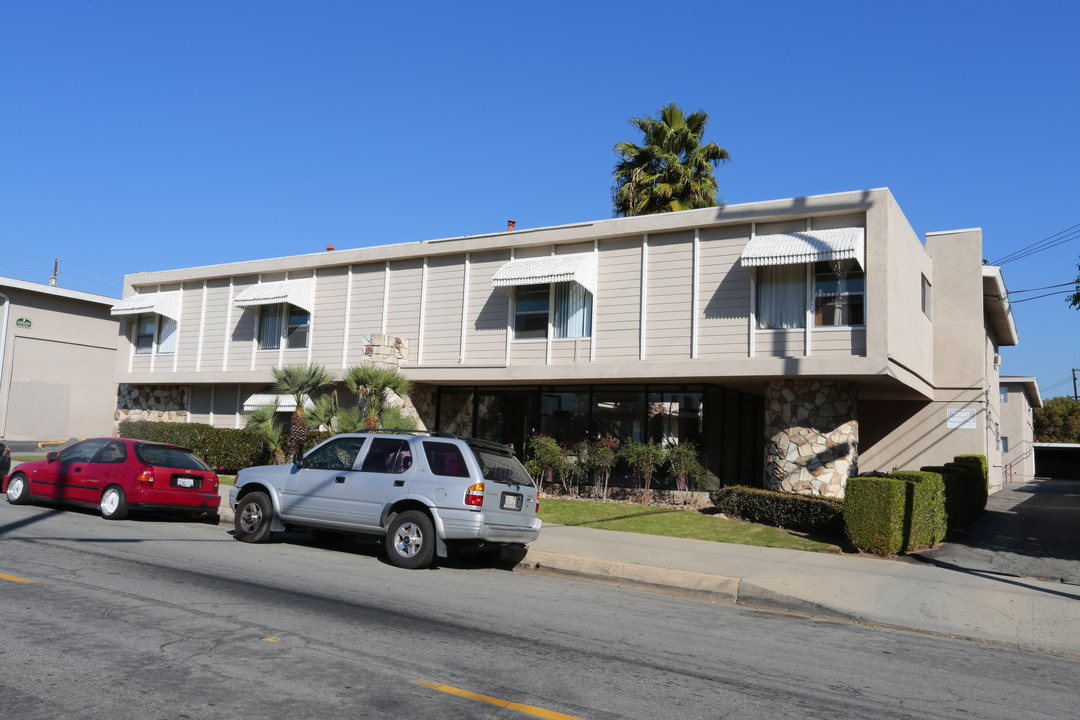 710 Cypress in La Habra, CA - Foto de edificio