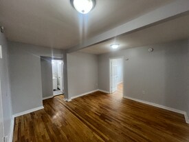 6 Pomona Ave in Newark, NJ - Building Photo