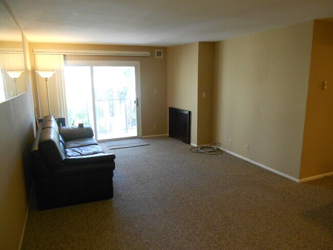 8163 Redlands St, Unit 21 in Playa Del Rey, CA - Foto de edificio - Building Photo