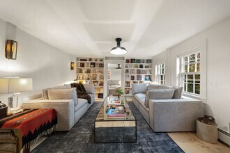 45 Burying Hill Rd in Greenwich, CT - Building Photo - Building Photo