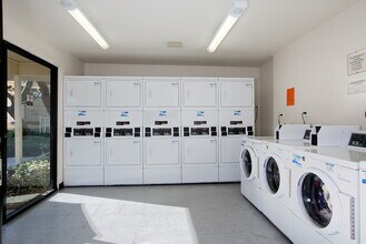 The Lofts at Pinehurst in Ventura, CA - Building Photo - Building Photo