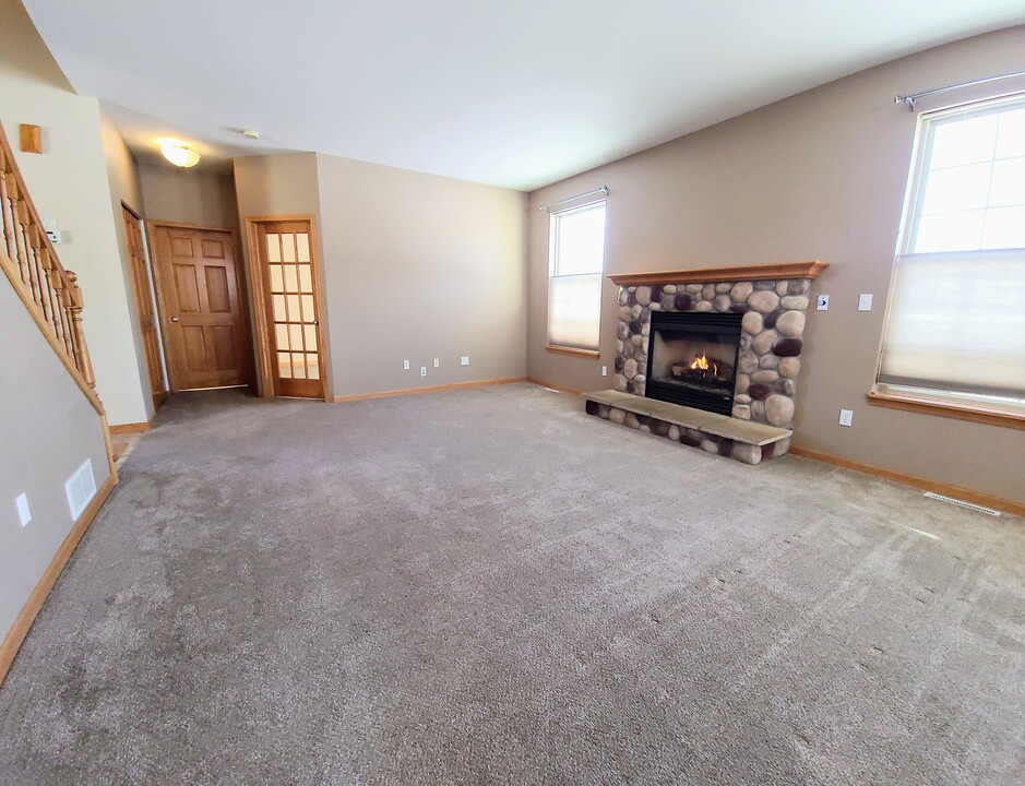 1805 Deer Path in Waukesha, WI - Building Photo