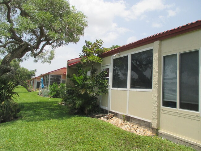 124 Lake Irene Dr in West Palm Beach, FL - Foto de edificio - Building Photo