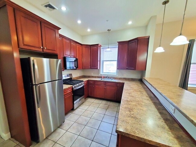 37 Central Sq, Unit 37B in Bridgewater, MA - Building Photo - Building Photo