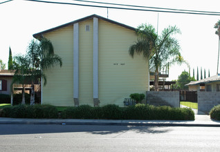 1419-1427 Minnewawa Ave in Clovis, CA - Building Photo - Building Photo