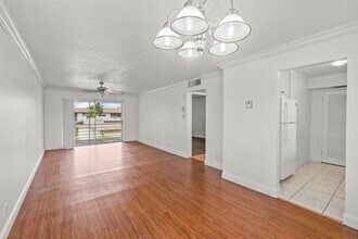 9911 Sandalfoot Blvd in Boca Raton, FL - Building Photo - Building Photo