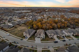 9525 Sunset Ln in Oak Point, TX - Foto de edificio - Building Photo