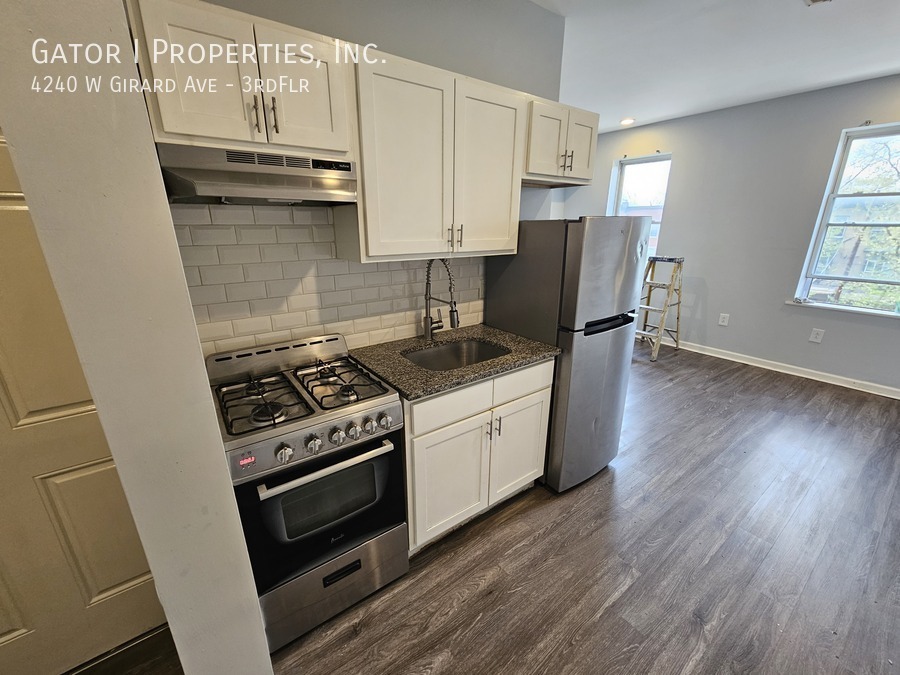 4240 W Girard Ave in Philadelphia, PA - Building Photo