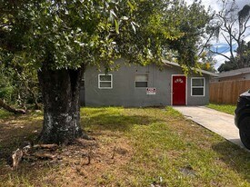 8211 N 17th St in Tampa, FL - Building Photo