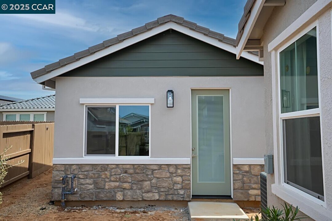 4195 Crested Butte Wy in Rancho Cordova, CA - Building Photo