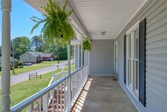 1110 Berkshire Dr in Anniston, AL - Foto de edificio - Building Photo