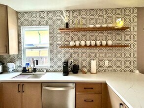 720 Stannage Ave, Unit B in Albany, CA - Foto de edificio - Building Photo