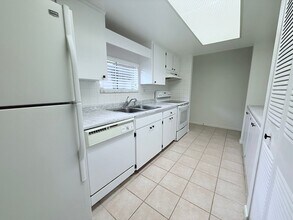 8608 Lake Isle Dr in Temple Terrace, FL - Building Photo - Building Photo