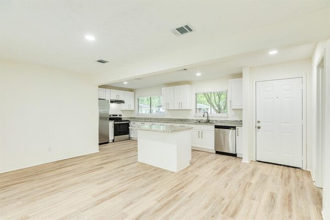 408 Gardenia St in Lake Jackson, TX - Building Photo - Building Photo