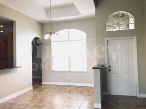 1215 Dodwin St E in Lehigh Acres, FL - Foto de edificio - Building Photo