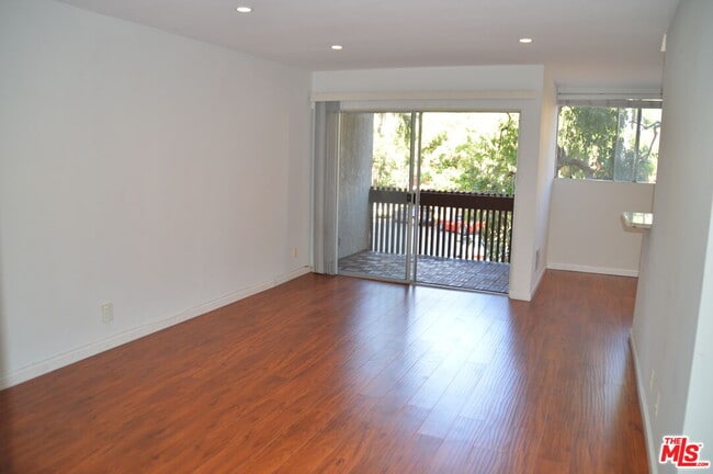 6050 Canterbury Dr in Culver City, CA - Building Photo - Building Photo
