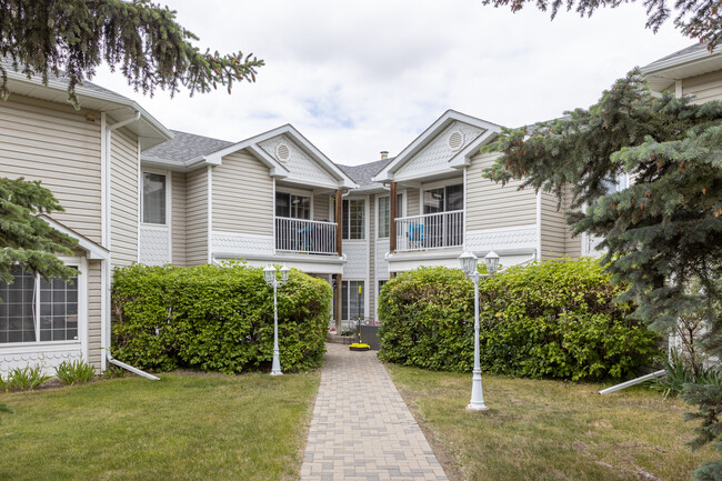 Kerrywood Court in Red Deer, AB - Building Photo - Building Photo