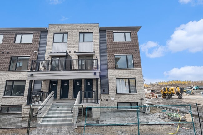 801 Glenroy Gilbert Dr in Ottawa, ON - Foto de edificio - Building Photo