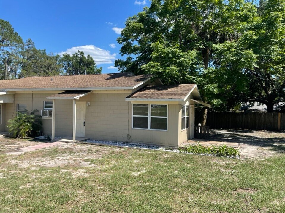 30 Lakeside Ave in Umatilla, FL - Building Photo