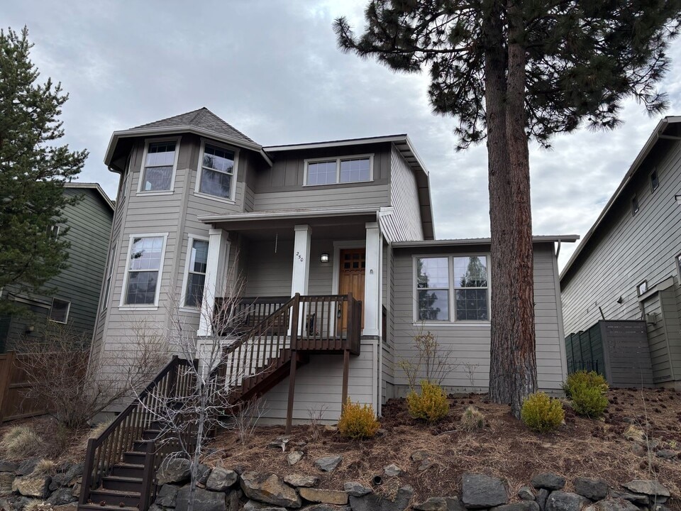 250 NW Outlook Vista Dr in Bend, OR - Building Photo