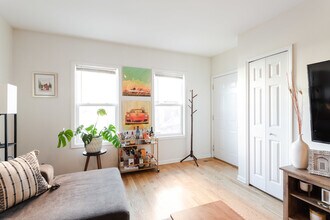 321 W Schiller St in Chicago, IL - Building Photo - Building Photo