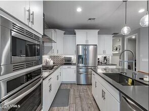 2045 East Charlotte Dr in Phoenix, AZ - Building Photo - Building Photo