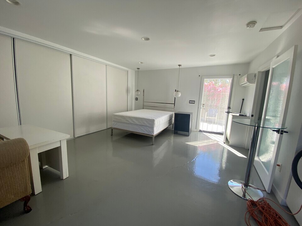 3047 Edgehill Dr in Los Angeles, CA - Foto de edificio