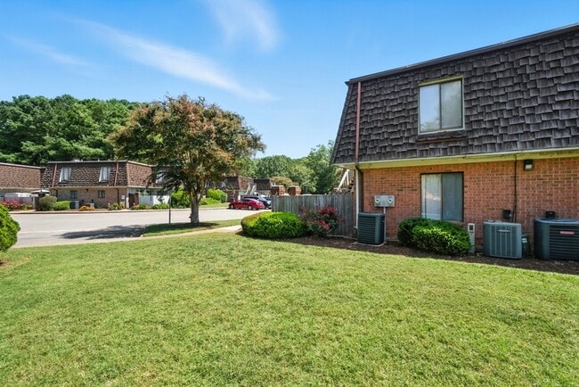 629 Ocean Lakes Dr in Virginia Beach, VA - Building Photo - Building Photo