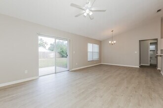 7616 Bristol Park Dr in Apollo Beach, FL - Foto de edificio - Building Photo