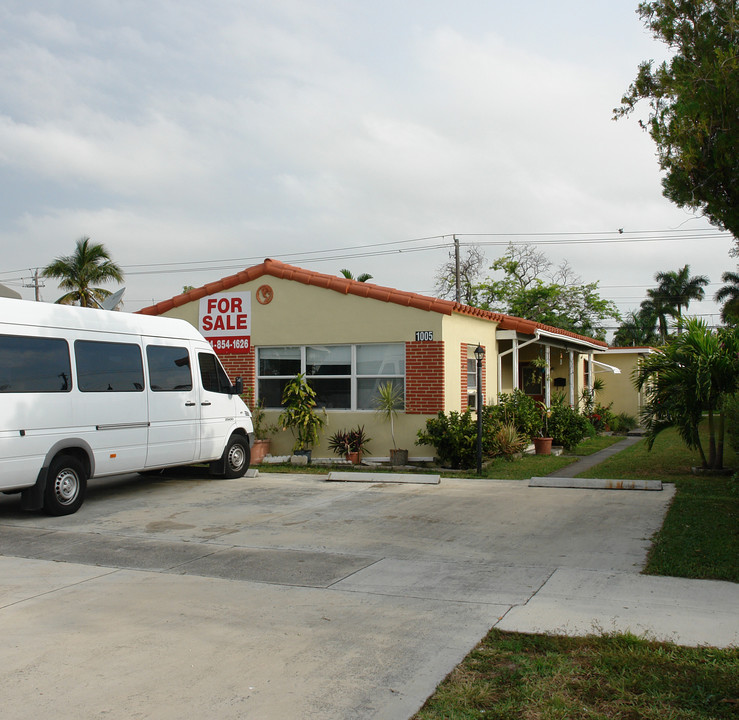 1005 NE 10th St in Hallandale Beach, FL - Building Photo