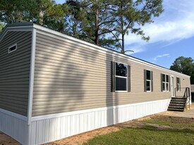 14142 Lorraine Rd in Biloxi, MS - Building Photo