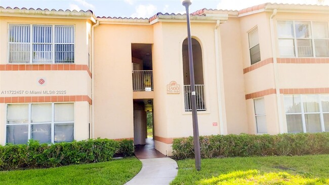 3300 Pinewalk Dr N in Margate, FL - Foto de edificio - Building Photo