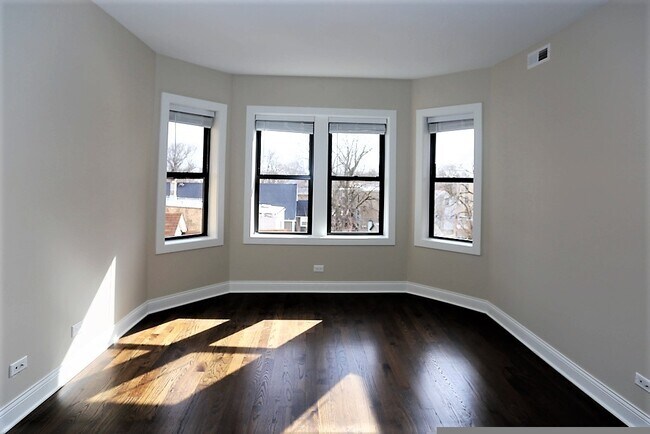 2230 N Sawyer Ave, Unit 2W in Chicago, IL - Building Photo - Building Photo