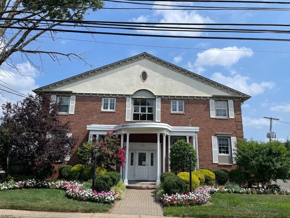 206 Main St in Millburn, NJ - Foto de edificio