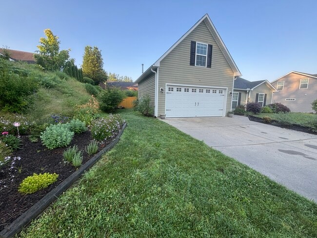 132 Creekwalk Ln in Hendersonville, NC - Building Photo - Building Photo